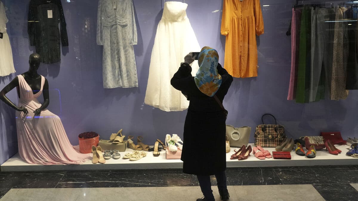 Iran Approves Plan to Remove Four Zeros from Currency