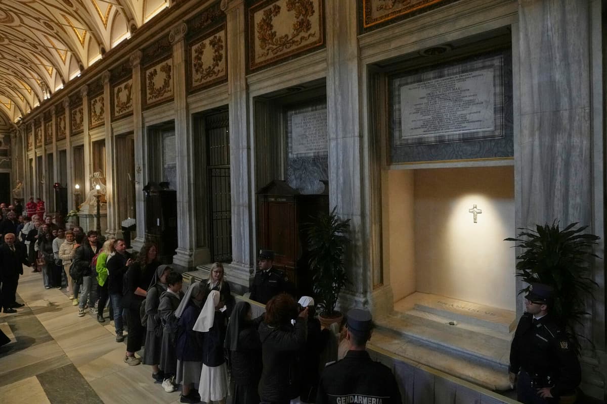 Crowds Gather at Pope Francis' Grave in Rome's Santa Maria Maggiore