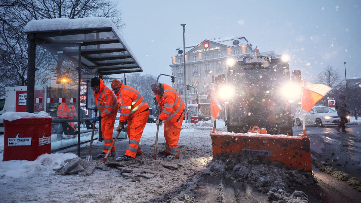 Hundreds of thousands without electricity as Storm Goretti cancels trains and flights