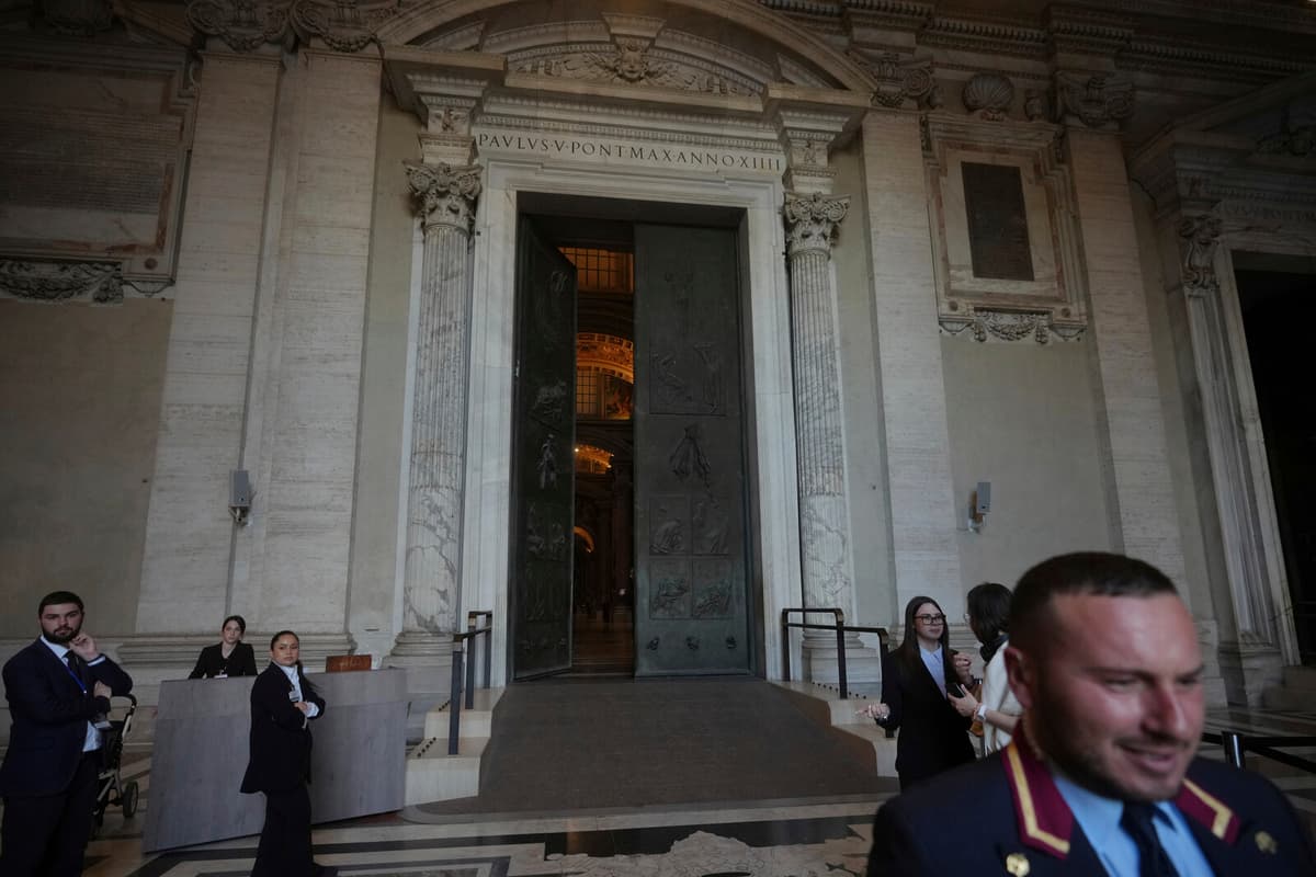 250,000 Pay Respects to Pope Francis at Vatican