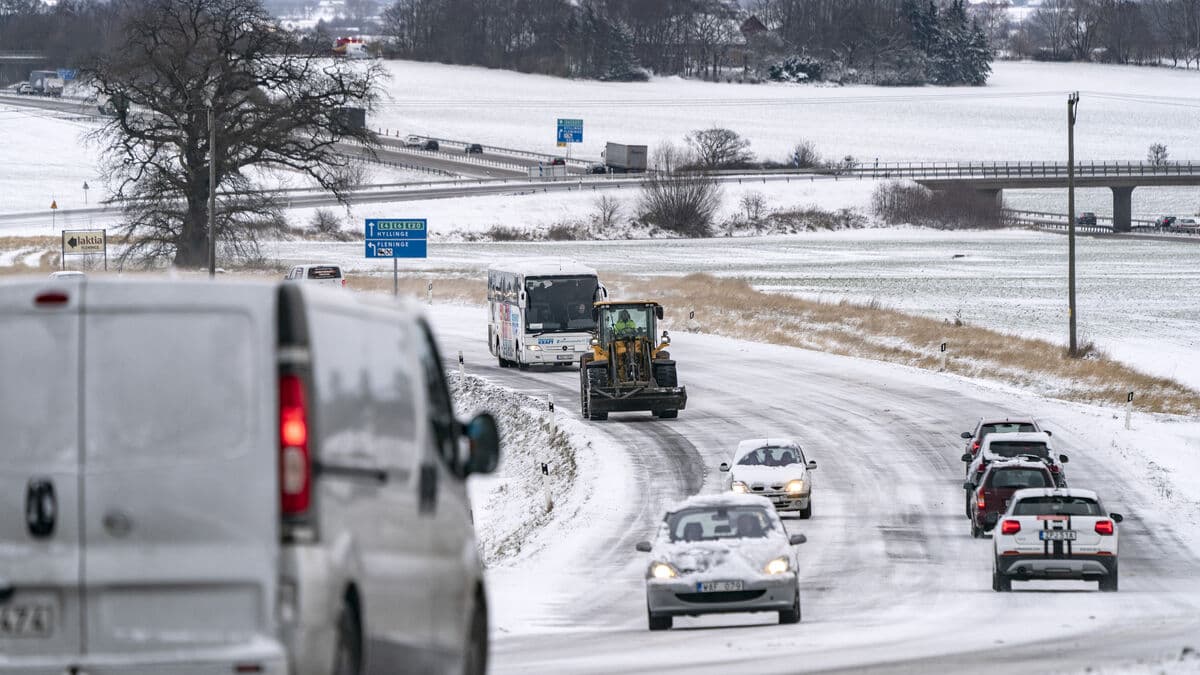 SMHI warns of slippery roads in Gävleborg County and parts of western and northern Svealand on Friday