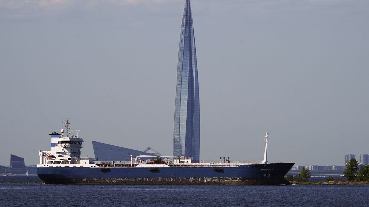 Russian Shadow Fleet of Over 30 Tankers Detected in Gulf of Finland