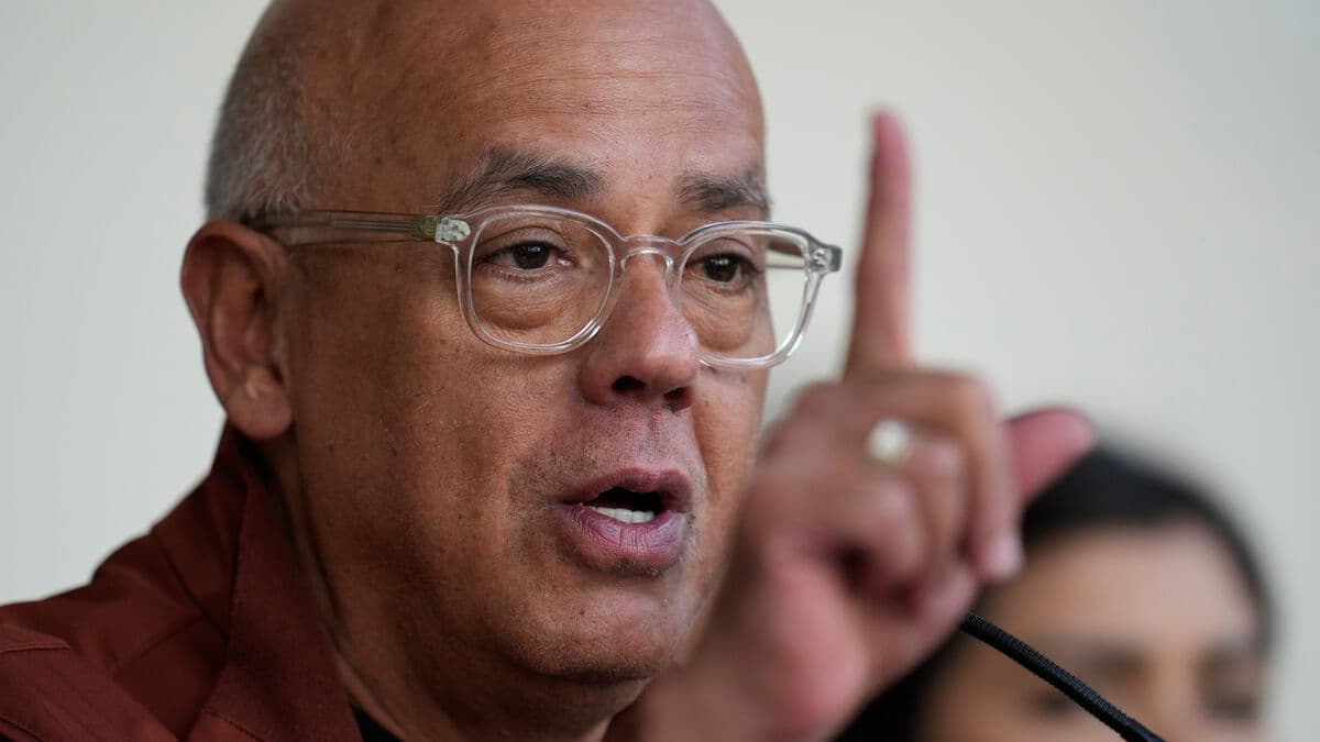 Venezuela opens oil industry to private investment