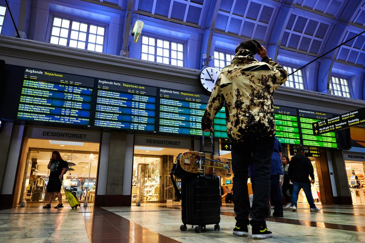 Commuter Train Delays Continue After Power Failure in Stockholm