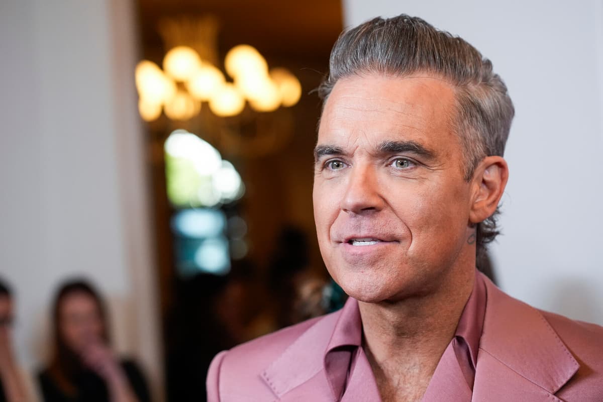 Robbie Williams Reveals Scurvy Battle After Extreme Dieting