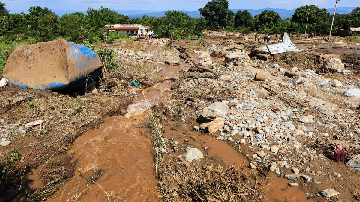 Death toll rises after landslide