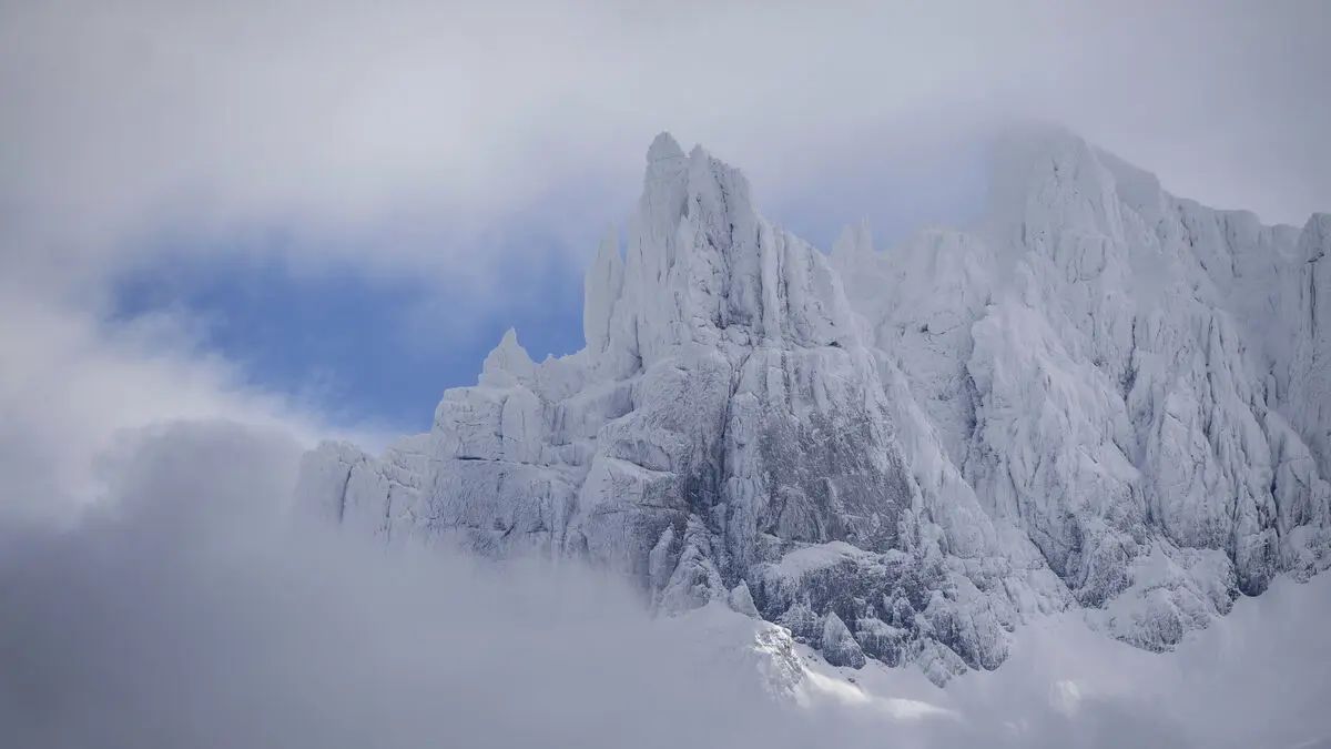 One dead after gondola on ski lift crashes in Engelberg, Switzerland