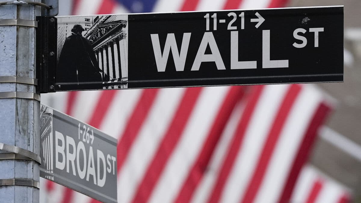 Wall Street fell, technology stocks lost ground