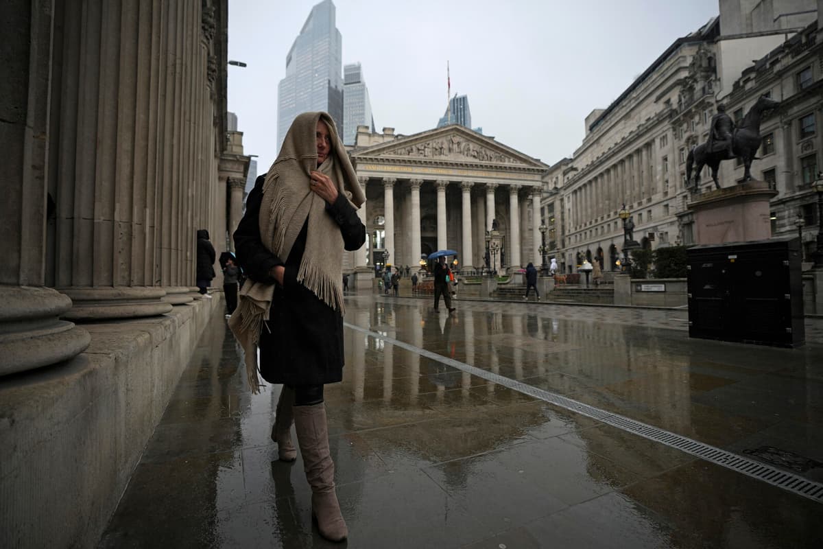 Bank of England Lowers Interest Rate to 4.25 Percent Amid Board Division