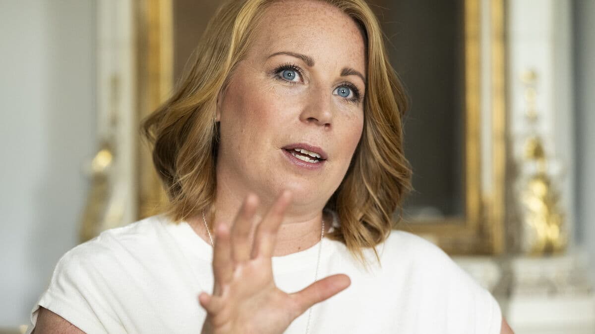 Annie Lööf Supports Anna-Karin Hatt Amid Resignation Due to Threats