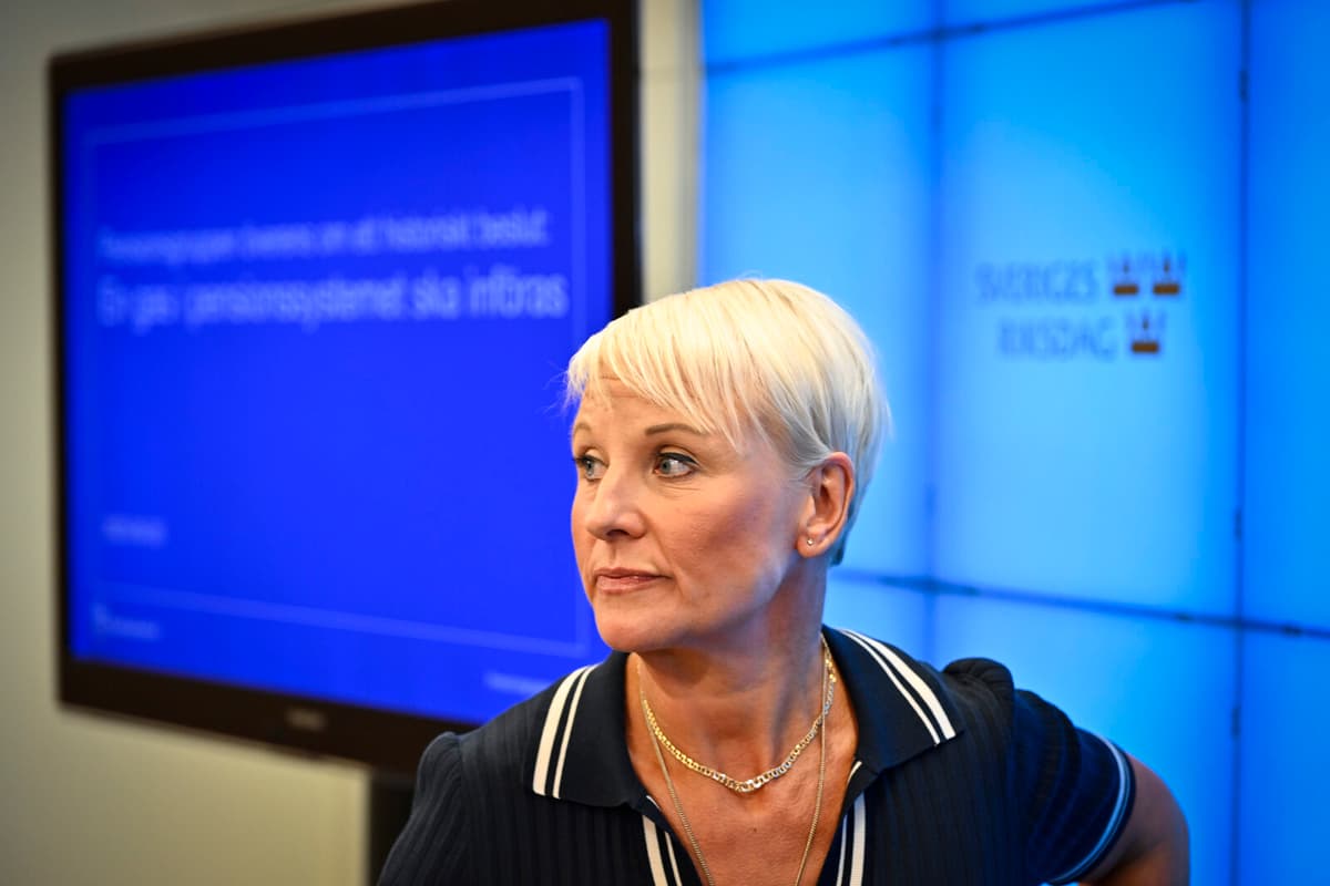 Minister Criticizes SJ Chairman's Age Remark on CEO Firing