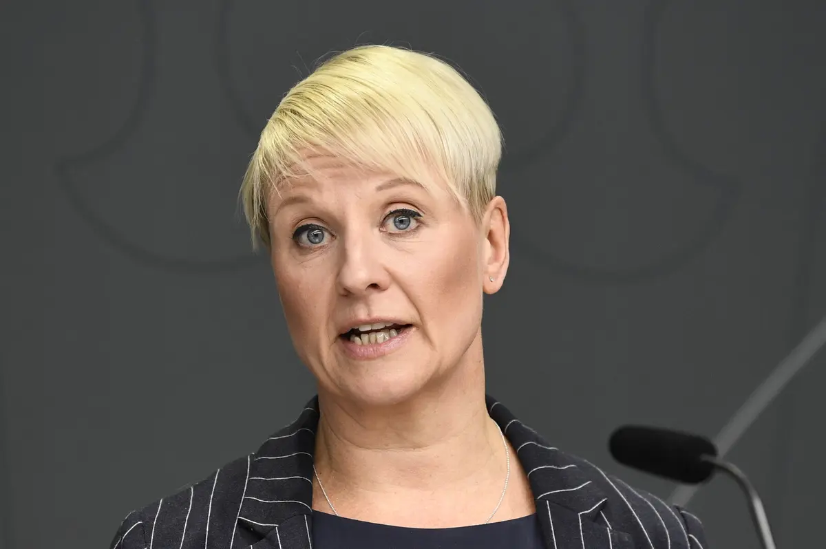 Minister: No Priority for Sickness Benefit After Cosmetic Surgery