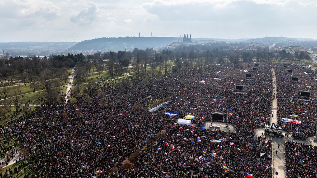 Tens of thousands protest against the government in Prague