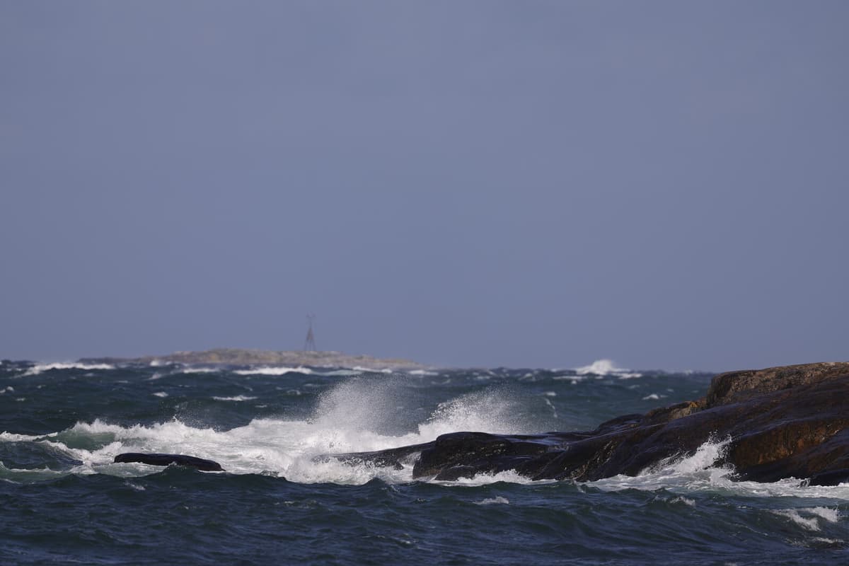 Storm Floris Disrupts West Coast with Train Stops and Power Outages