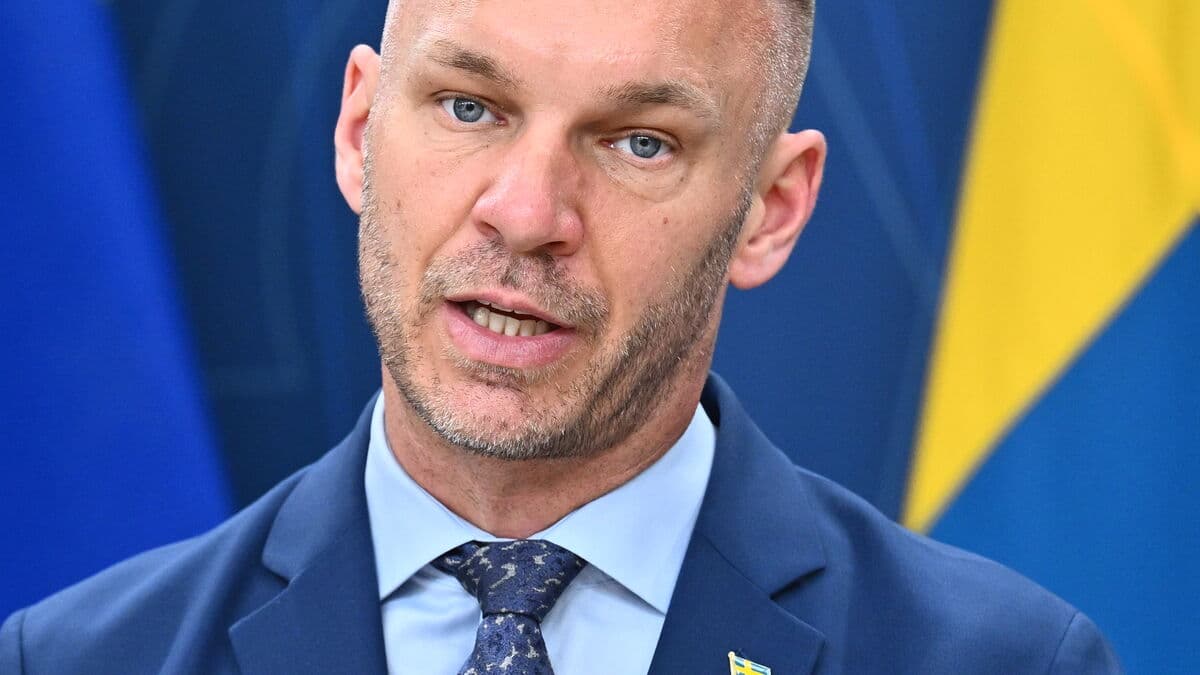 Proposal: Block Iran and China from procurement