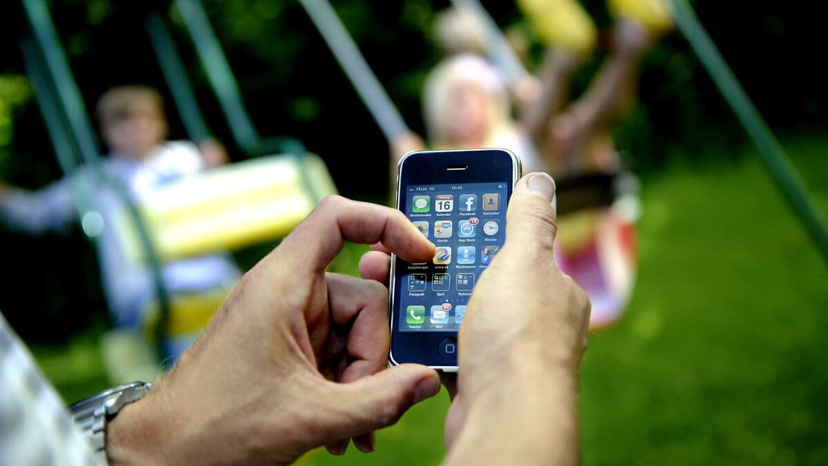 Public Health Agency to Study Impact of Adults' Screen Time on Children