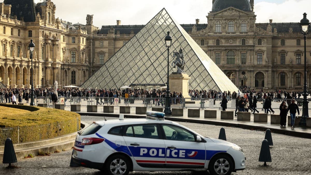 Louvre security breach enabled jewel heist