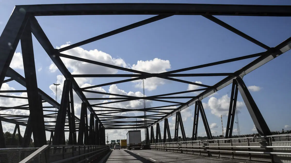 E4/E20 motorway bridge in Södertälje outside Stockholm stuck open