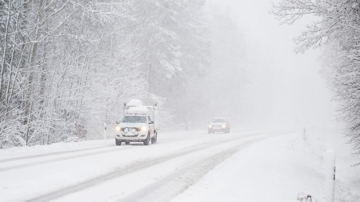 Warnings for snowfall and icy conditions on Sunday