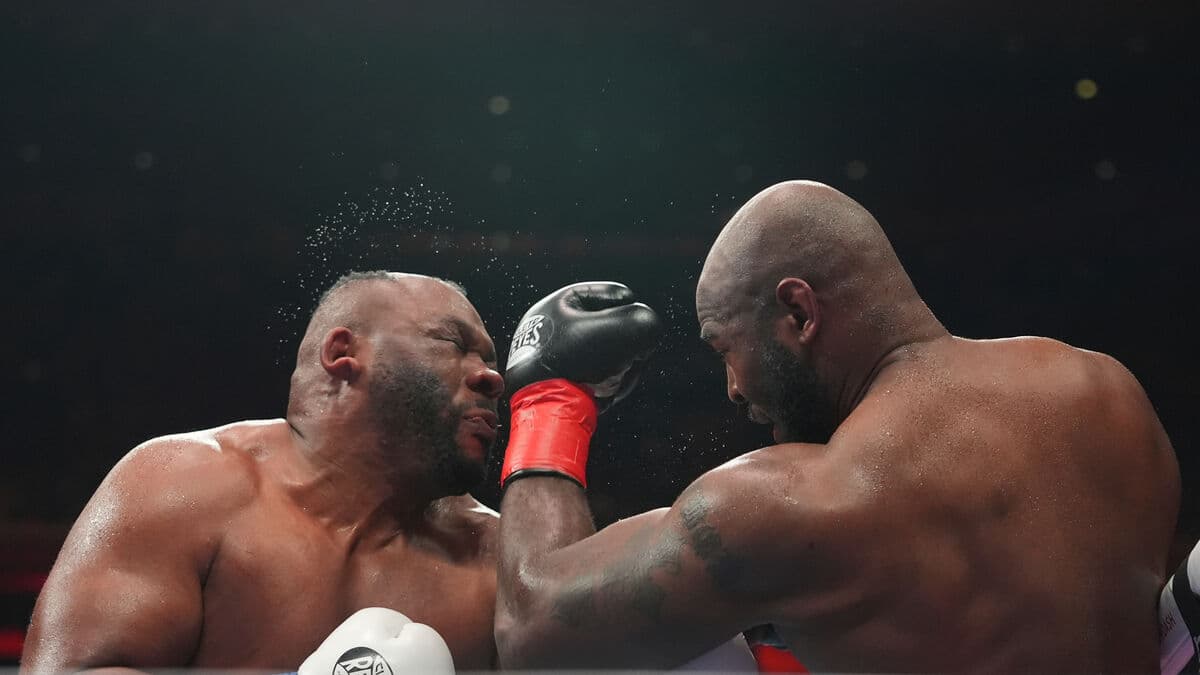 Boxer lost his toupee after a punch in the ring