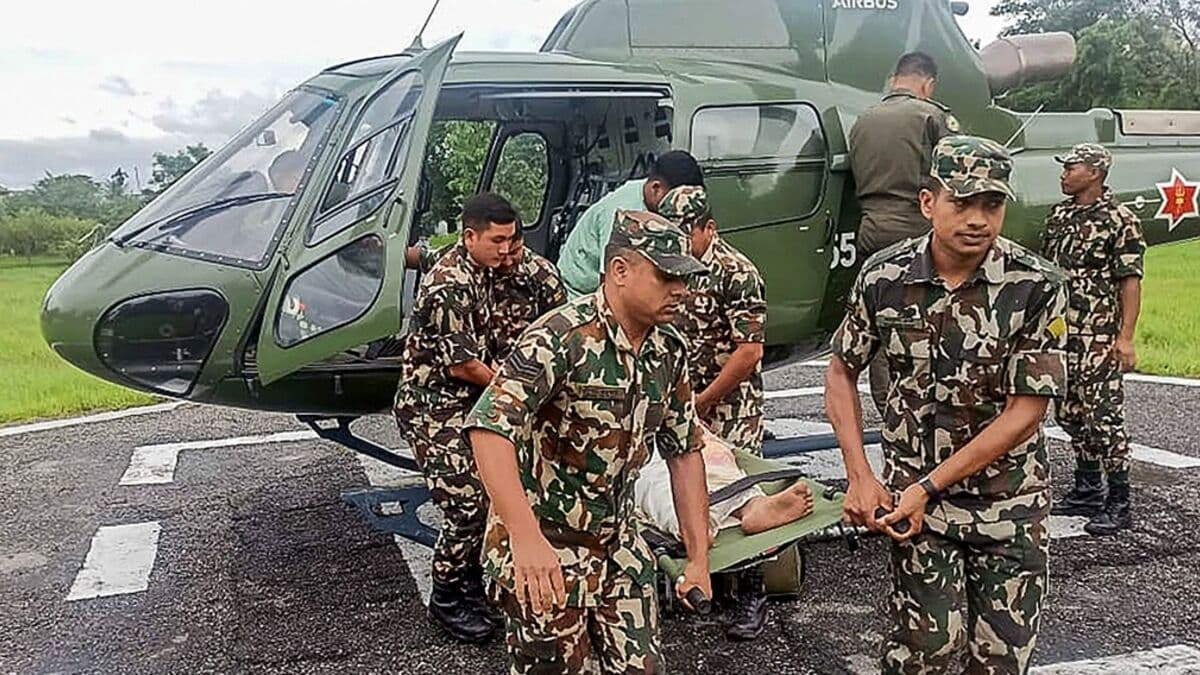 Over 1,000 Stranded in Mount Everest Snowstorm Amid Severe Weather