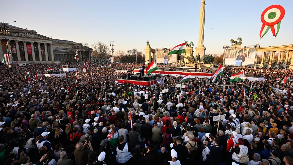 More than 100,000 demonstrate in Budapest in showdown between Orbán and Péter Magyar