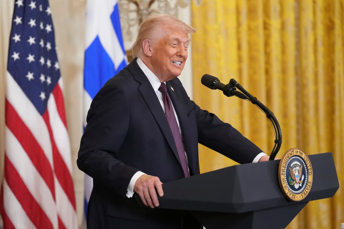 Trump Maintains Trust in Officials After Chat Leak Involving Yemen