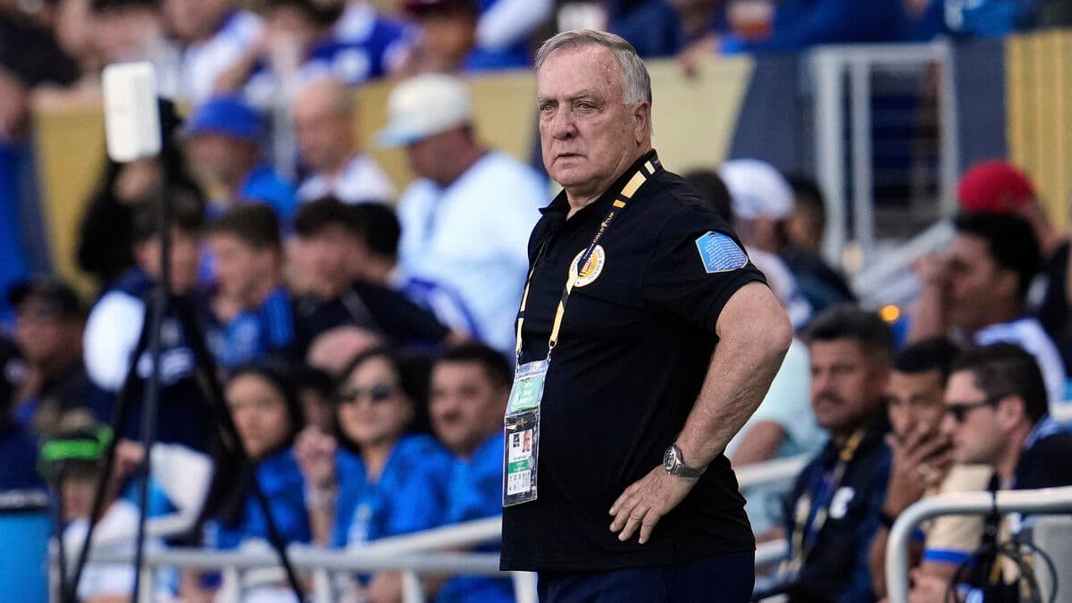 Successful coach Dick Advocaat quits as Curaçao national coach four months before the World Cup