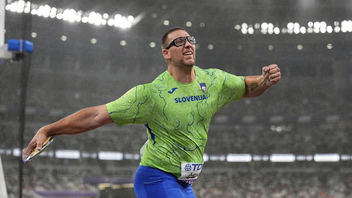 Ståhl's competitor with a giant throw over 72 meters