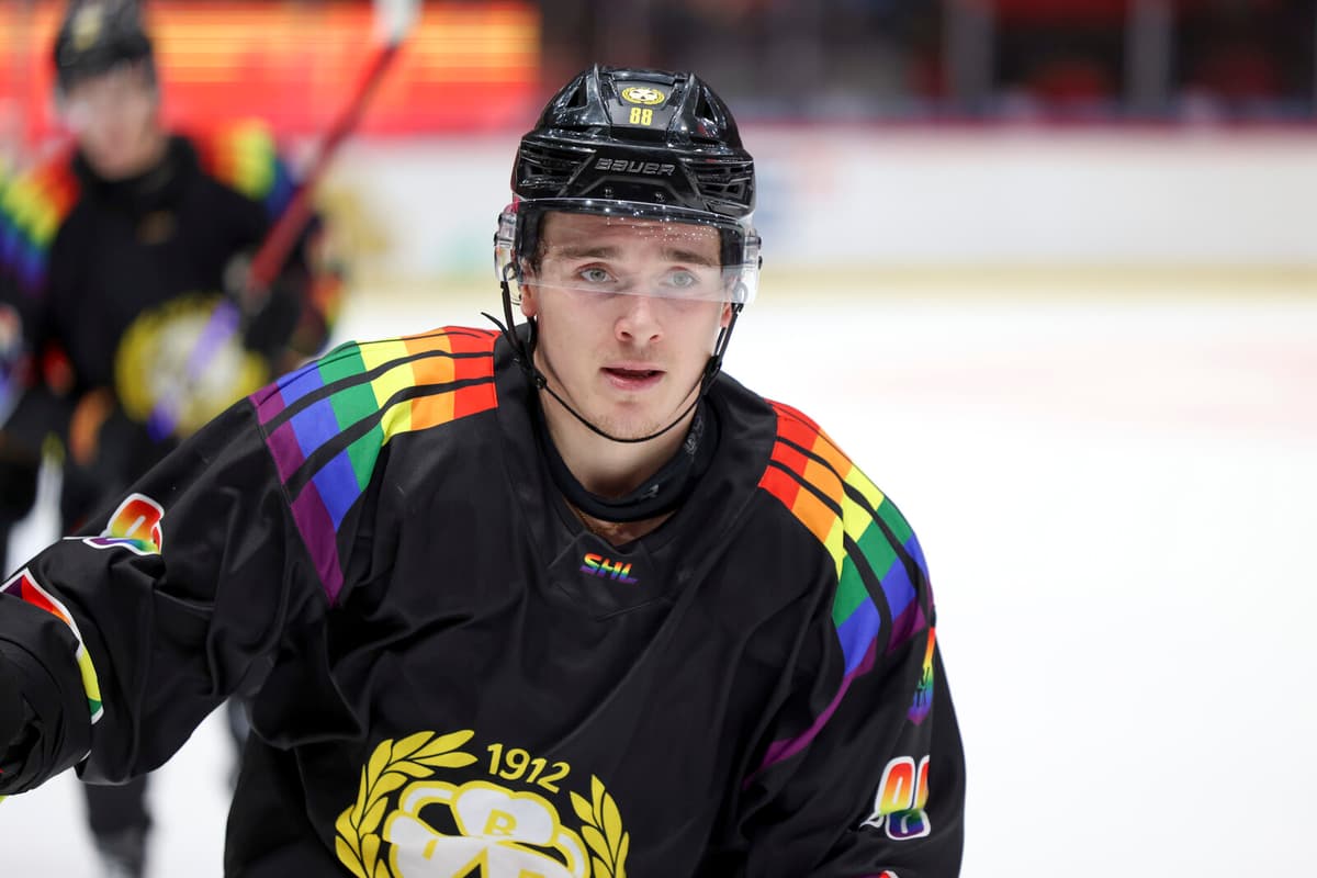 Swedish Hockey Player Dmytro Timashov Returns to KHL Amid Ongoing War