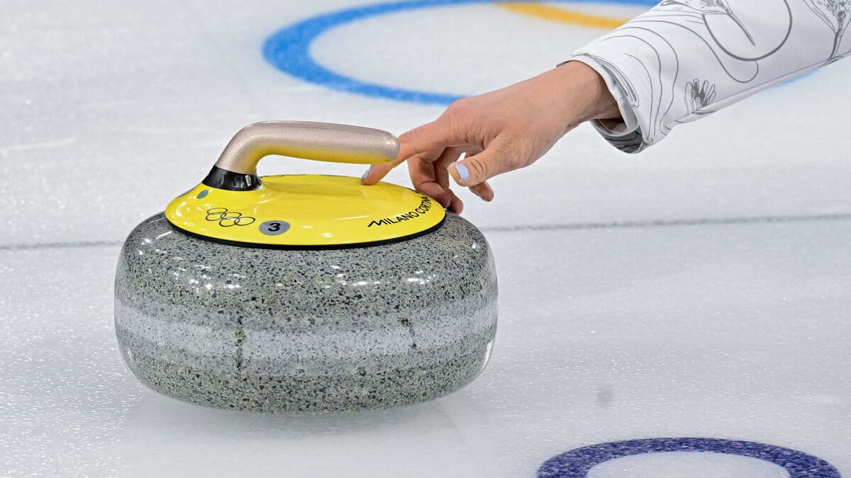 The curling ladies to the semifinals - Canada appeared to touch the rock