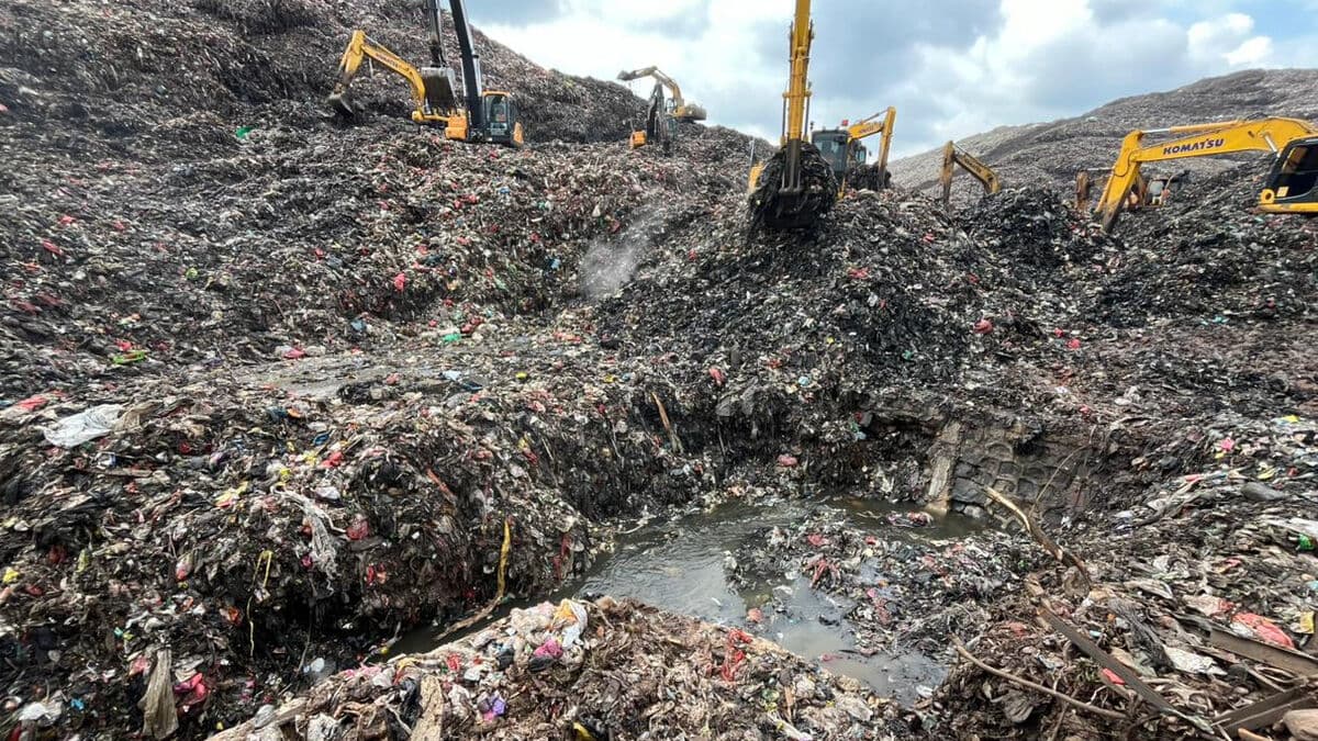 Several dead in garbage avalanche at giant dump in Indonesia