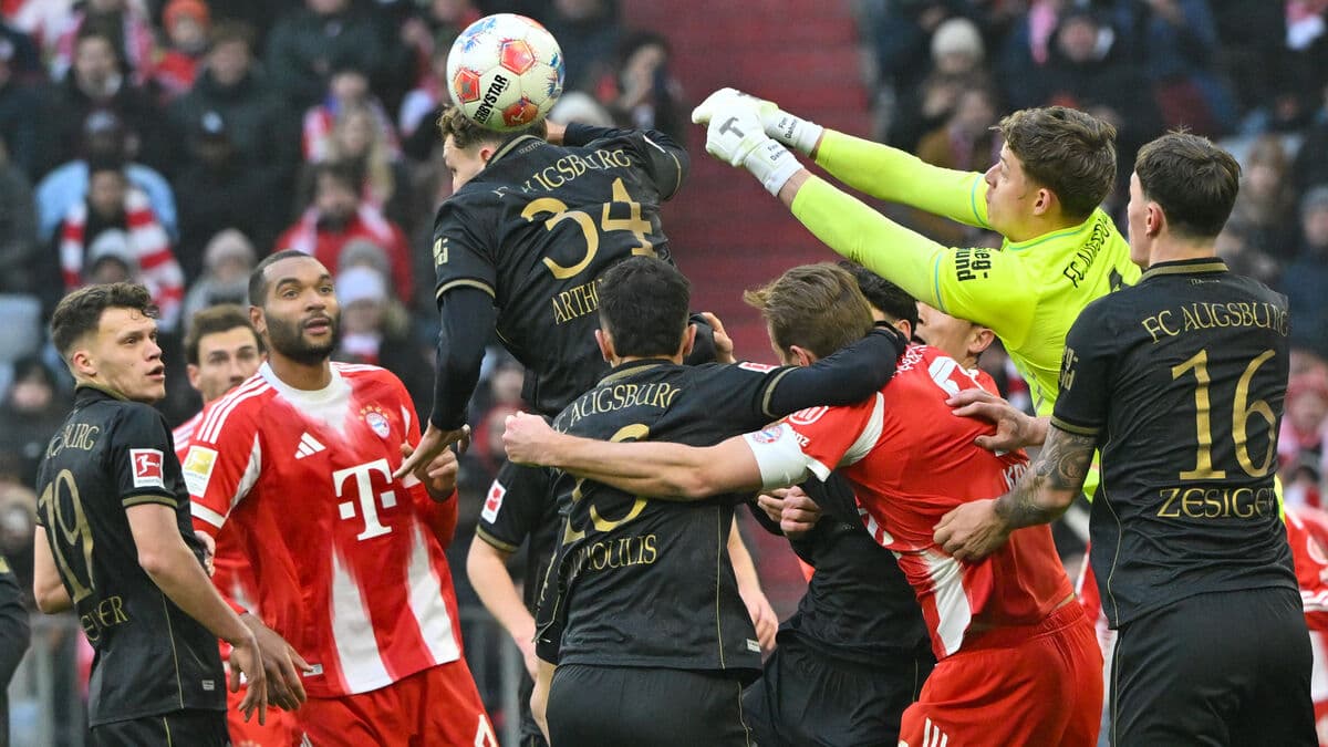 Bayern Munich suffer first league loss as Augsburg win 2-1