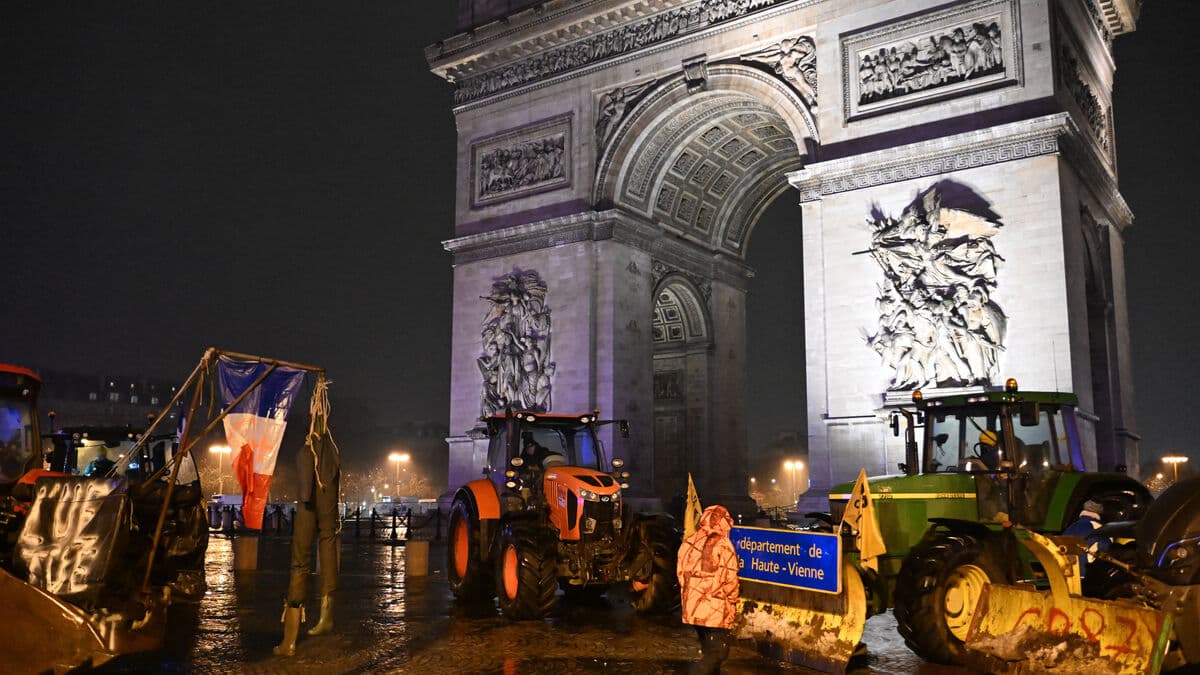 New protests against Mercosur agreement - tractors in Paris