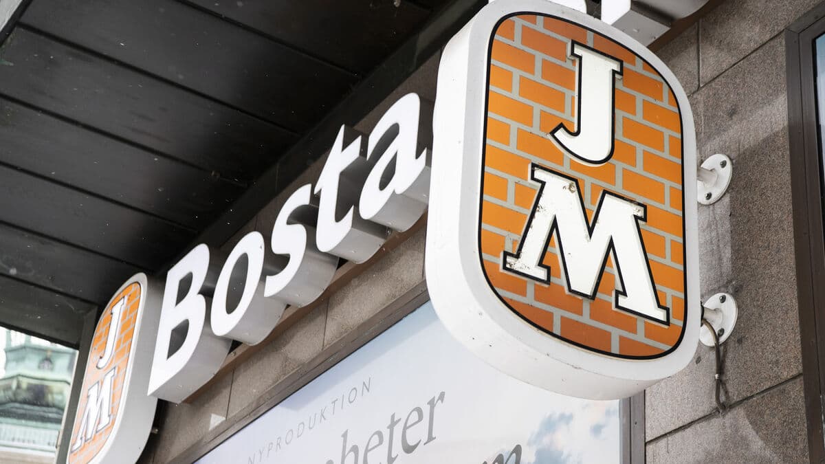 JM posts Q4 2025 loss, lowers dividend