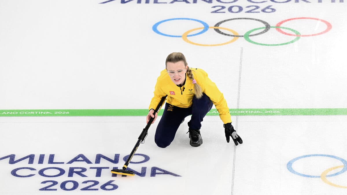 Sweden wins thrilling women's curling match, remains in playoff race