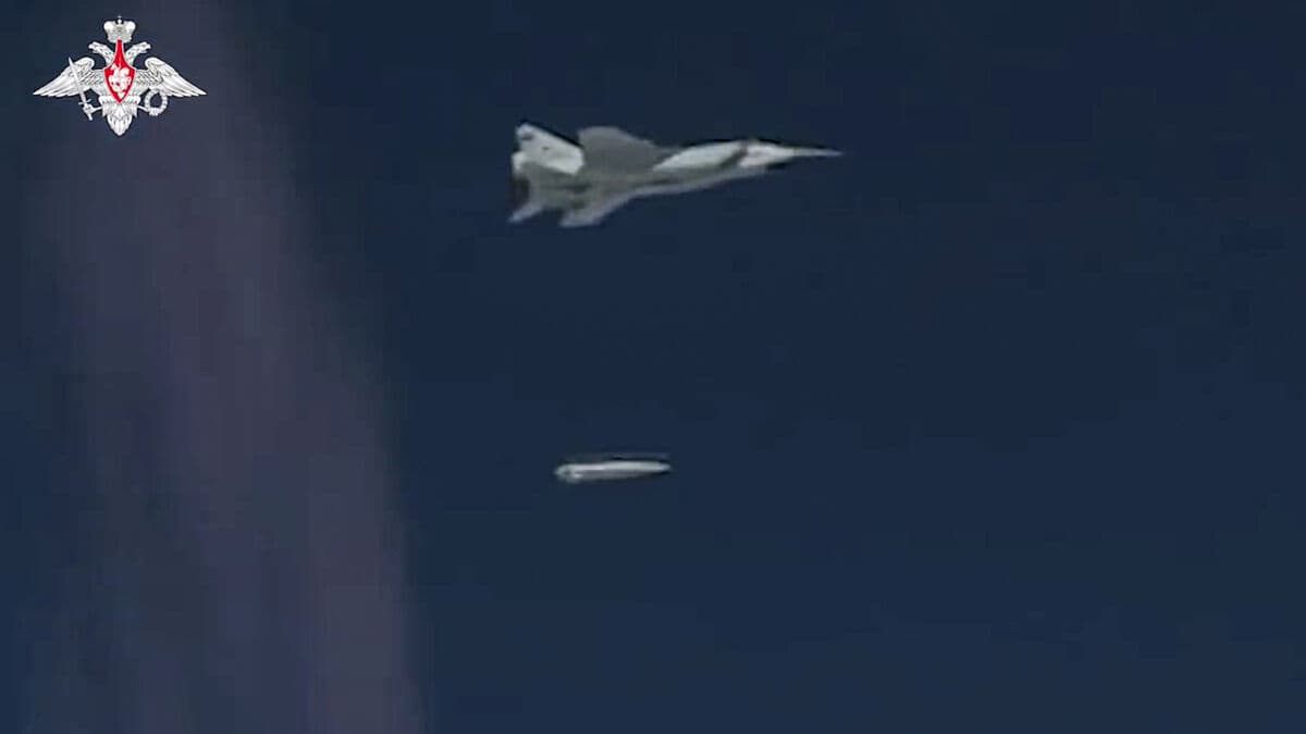 Putin's super robot attacks Ukraine again