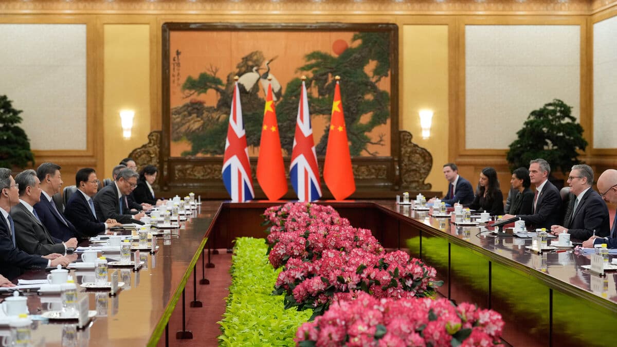 Xi says China and Britain must strengthen ties