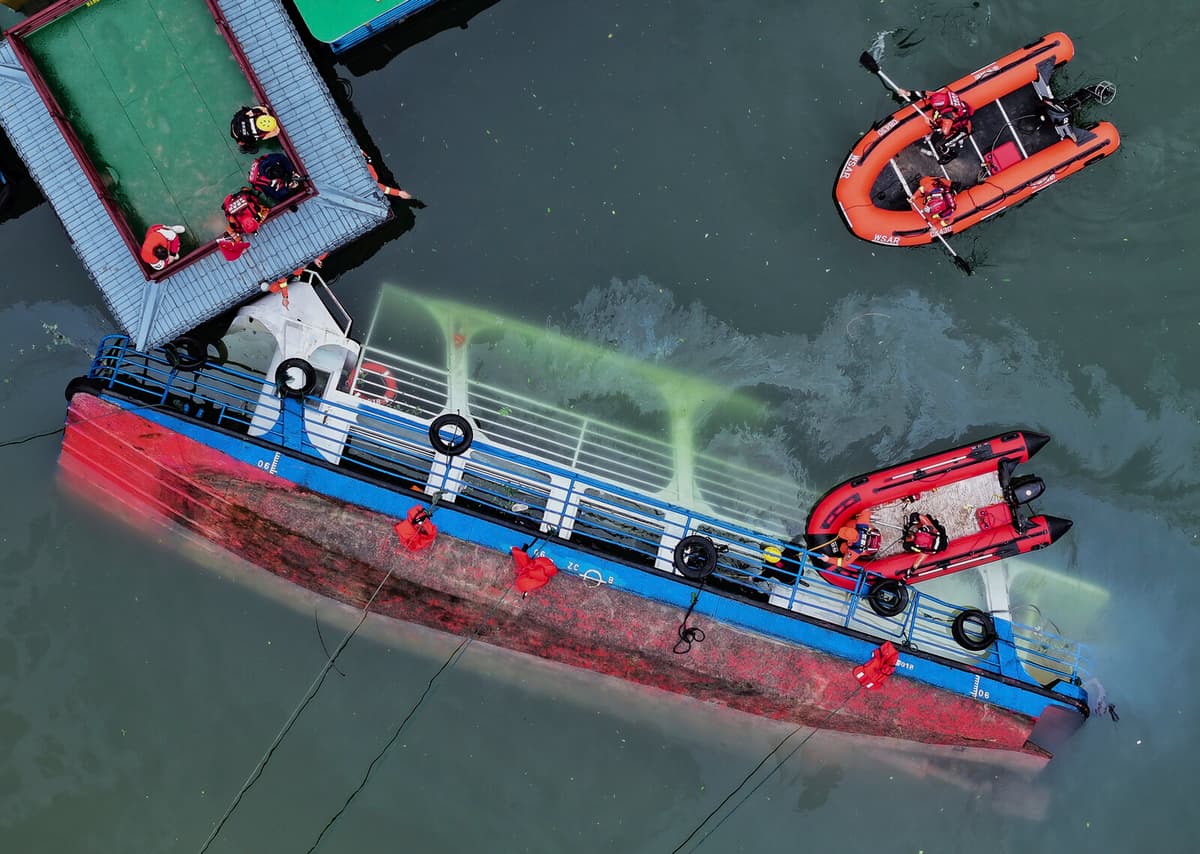 Tourist Boats Capsize in China: 10 Dead, 70 Hospitalized