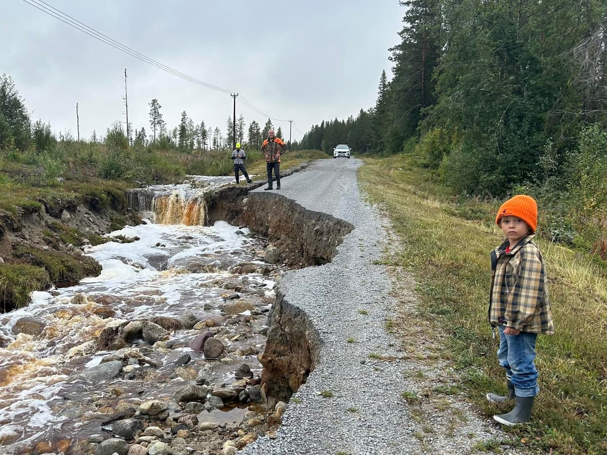 Hunting Team Stranded on Mountain After Road Washout in Örnsköldsvik