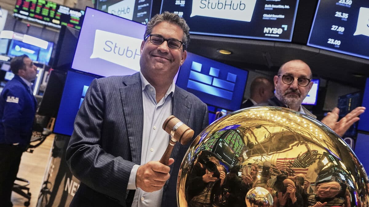 Wall Street Rises as Oil Prices Decline