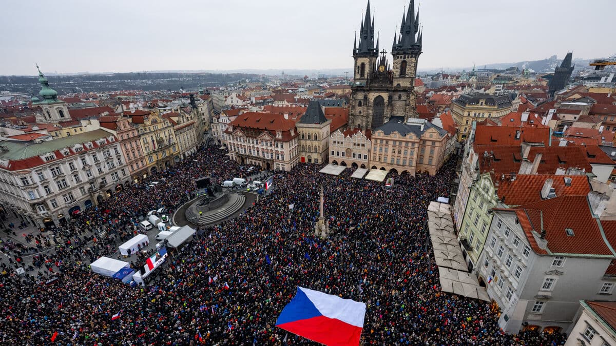 Tens of thousands protest for Czech president in Prague