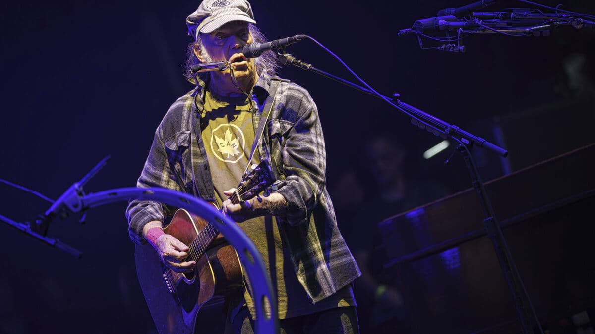Neil Young cancels European tour this summer