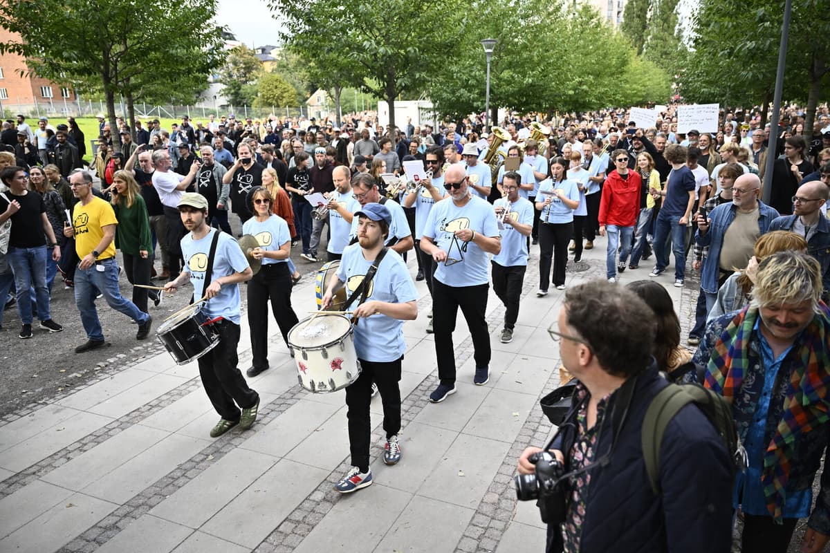 Bob Hund Fans Parade Through Stockholm Ahead of Final Concert