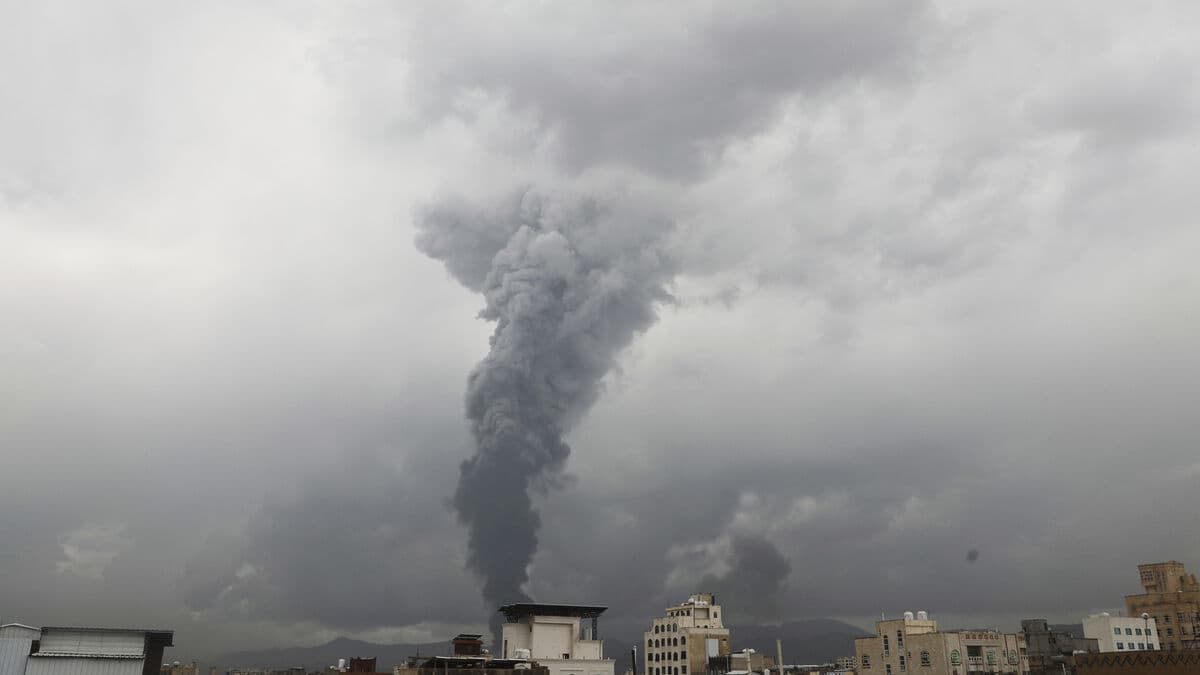 Saudi Arabia bombs arms shipments in Mukalla, Yemen