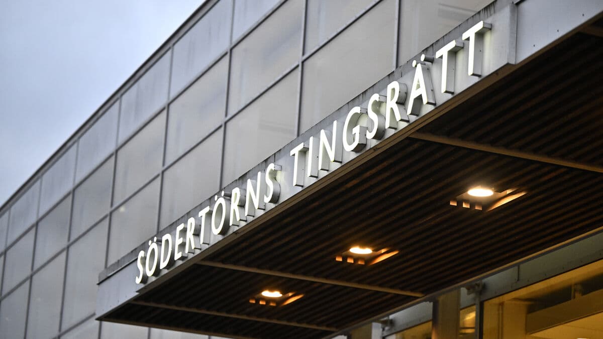 Seven charged with threats and arson against politicians in Stockholm County