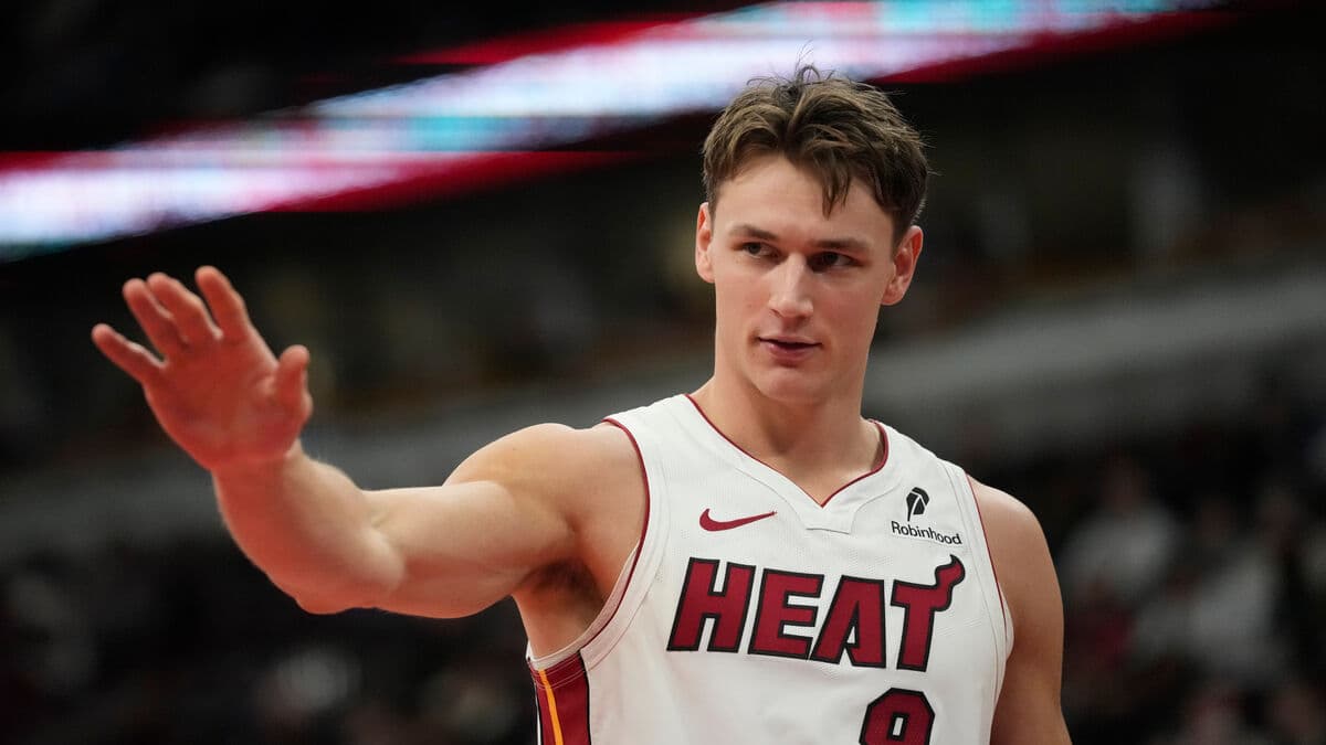 Bleeding Larsson left the court after collision in NBA game