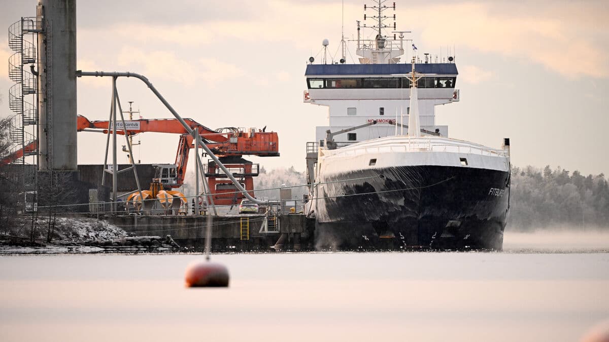 After cable break, ships escorted from Finland