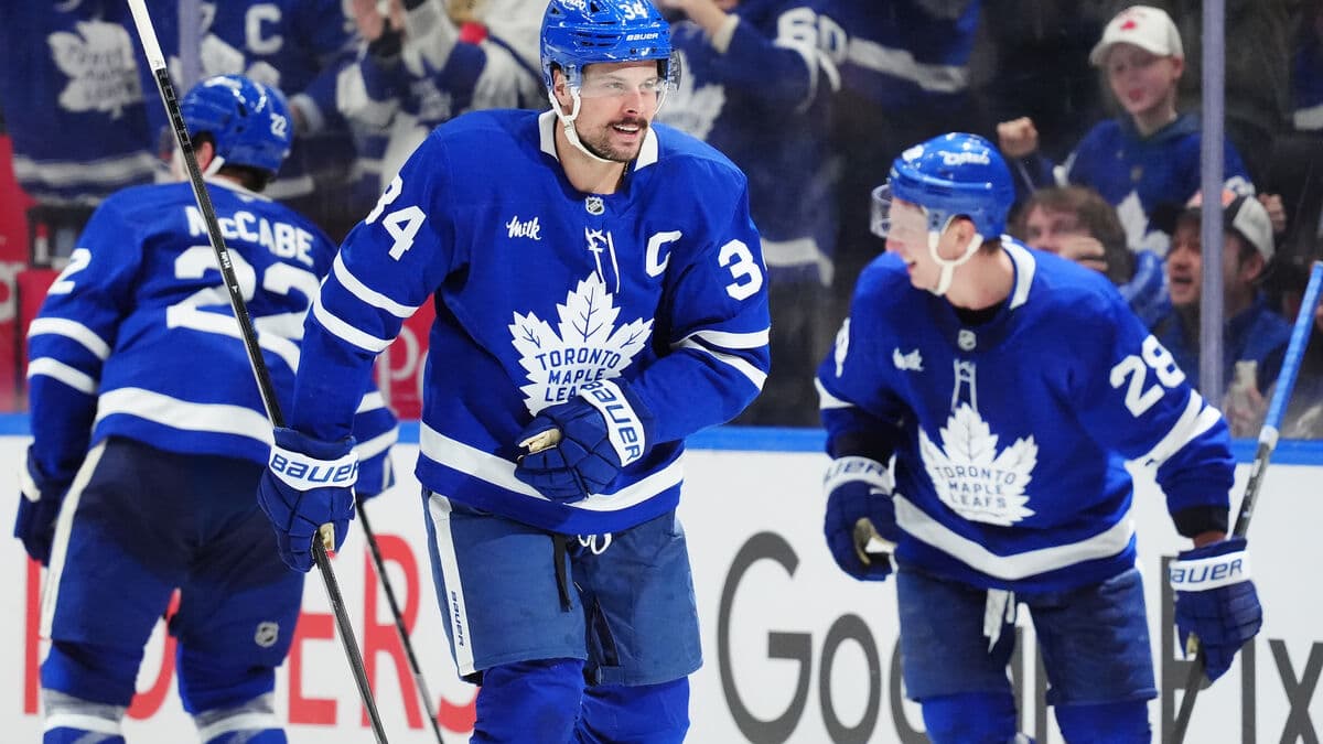 Hat-trick for Matthews, close to Sundin's Maple Leafs goals record