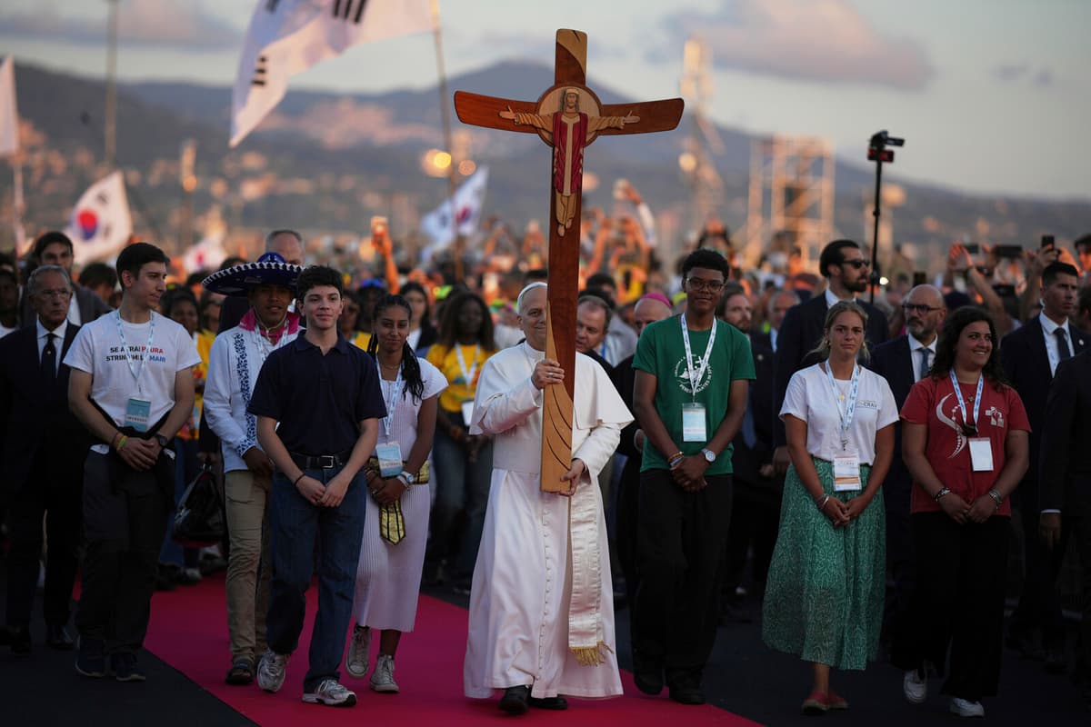 Young Pilgrims Gather with Pope Leo XIV for Mass Prayer in Rome